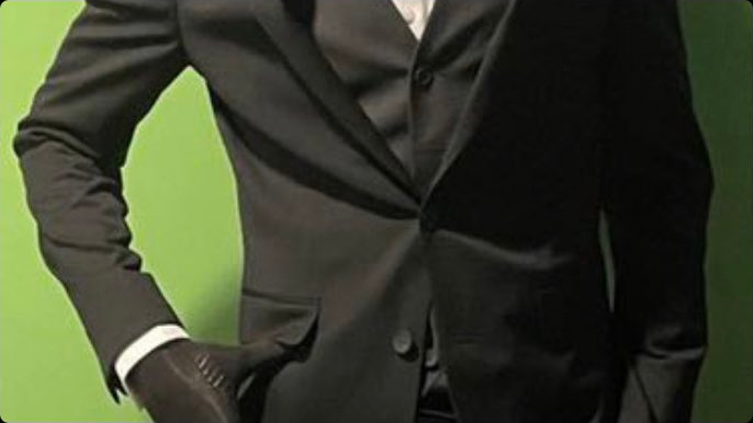 A picture of a guy in a suit, cropped by Twitter’s preview so you can only see the torso. I’m pretty sure it’s from the actual photoshoot which actual Dream did? But with this cropping it could be literally anyone