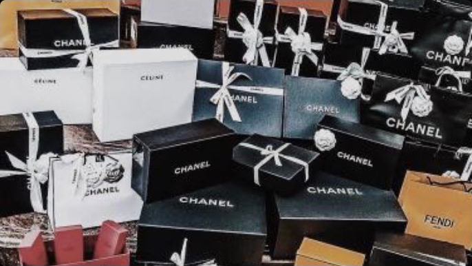 A large amount of gift boxes, most of them Chanel branded